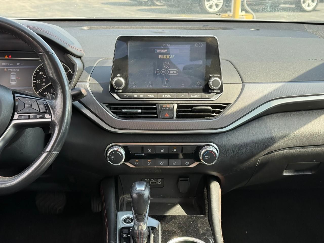 Nissan Altima Vehicle Full-screen Gallery Image 08