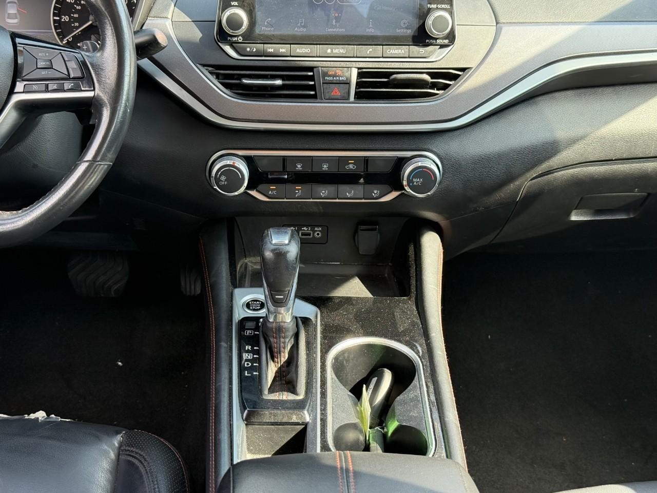 Nissan Altima Vehicle Full-screen Gallery Image 09