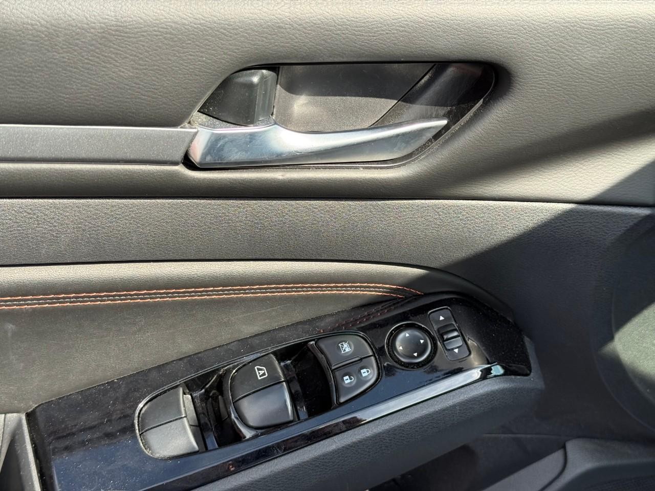 Nissan Altima Vehicle Full-screen Gallery Image 10