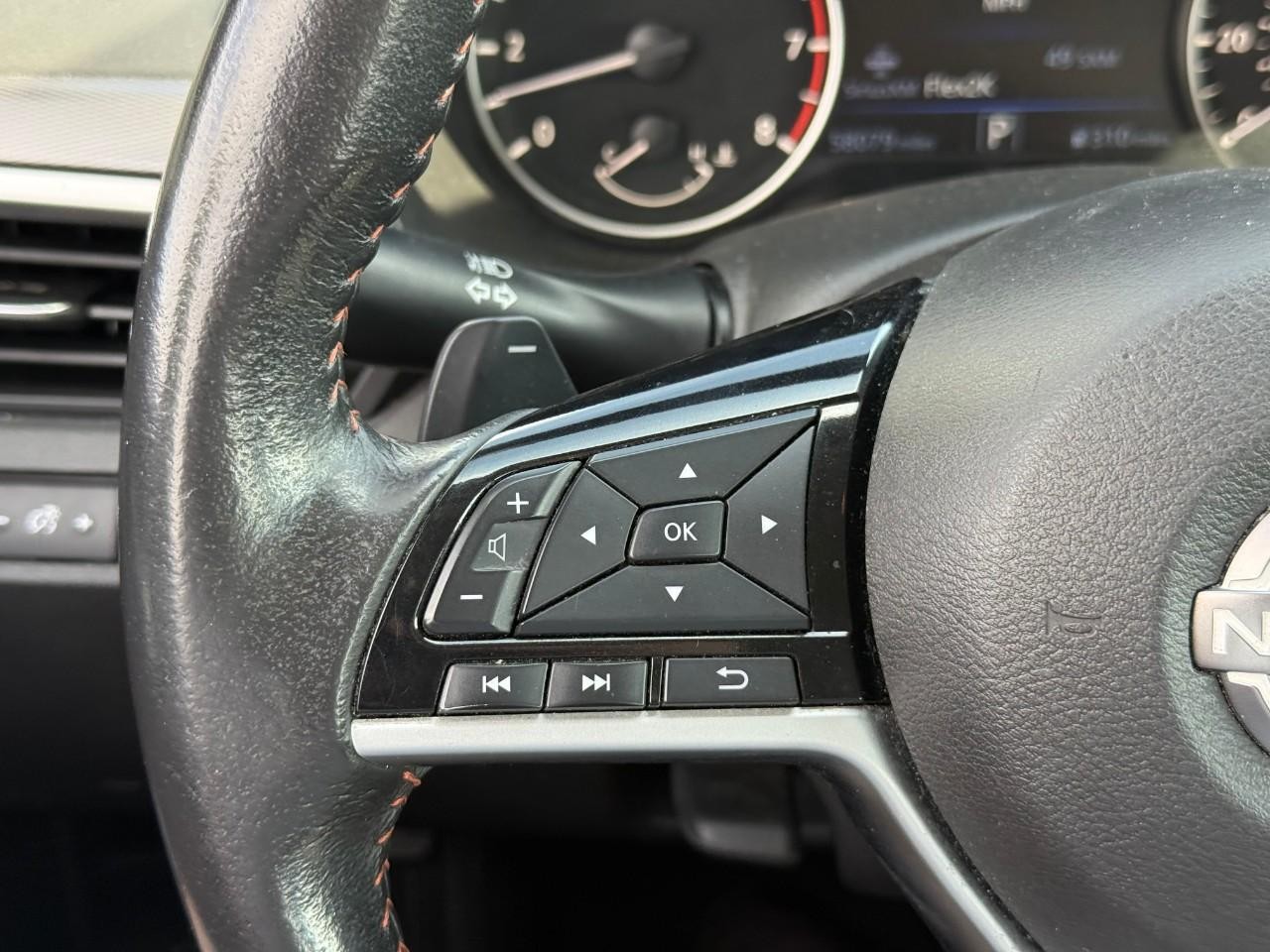 Nissan Altima Vehicle Full-screen Gallery Image 12