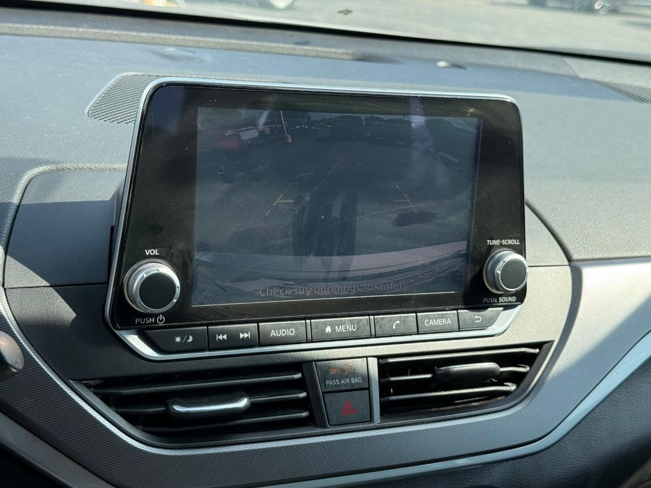 Nissan Altima Vehicle Full-screen Gallery Image 16