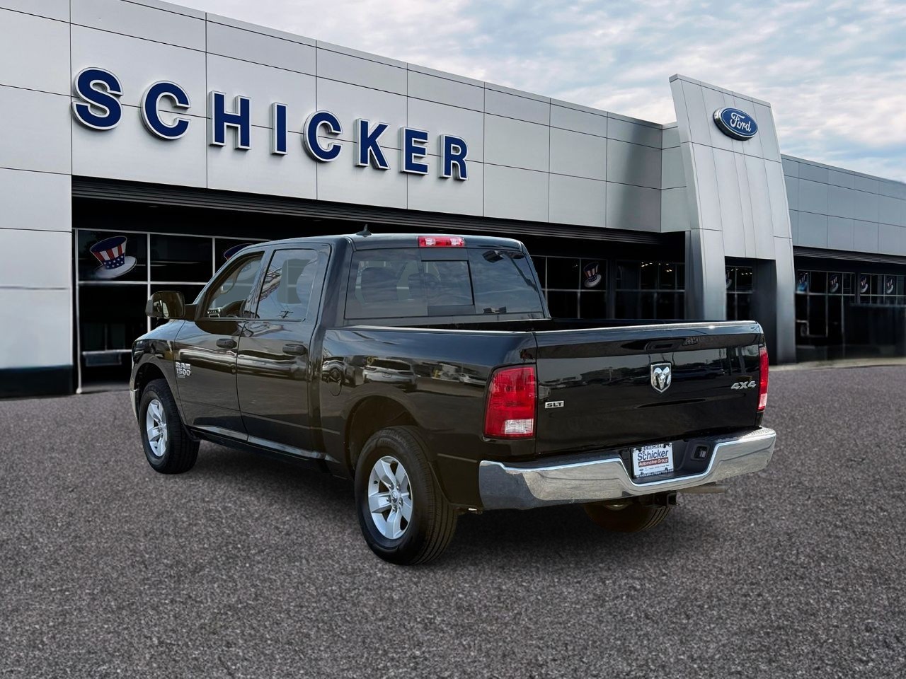 Ram 1500 Classic Vehicle Full-screen Gallery Image 03