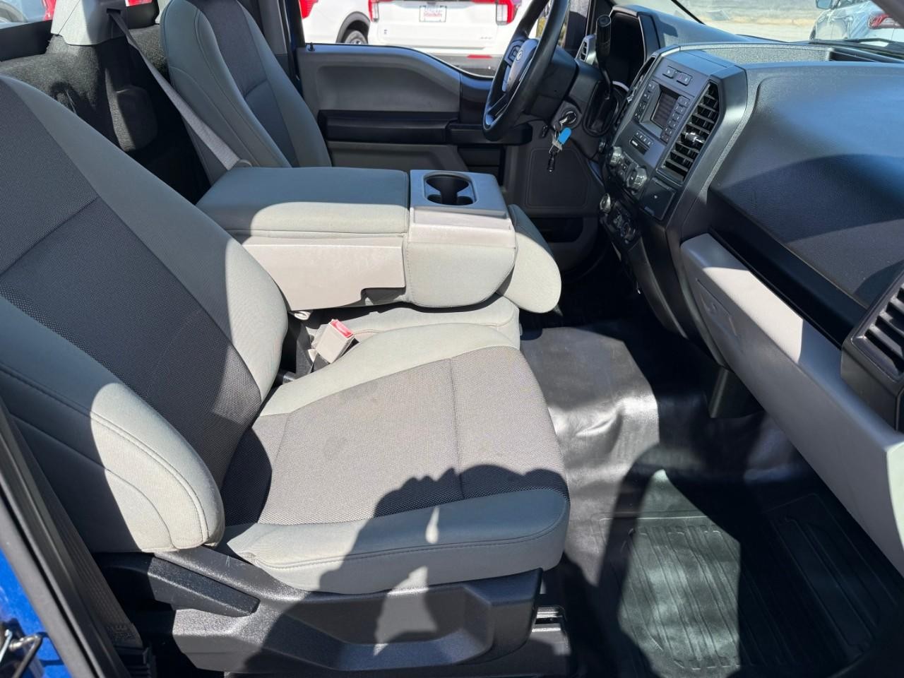 Ford F-150 Vehicle Full-screen Gallery Image 05