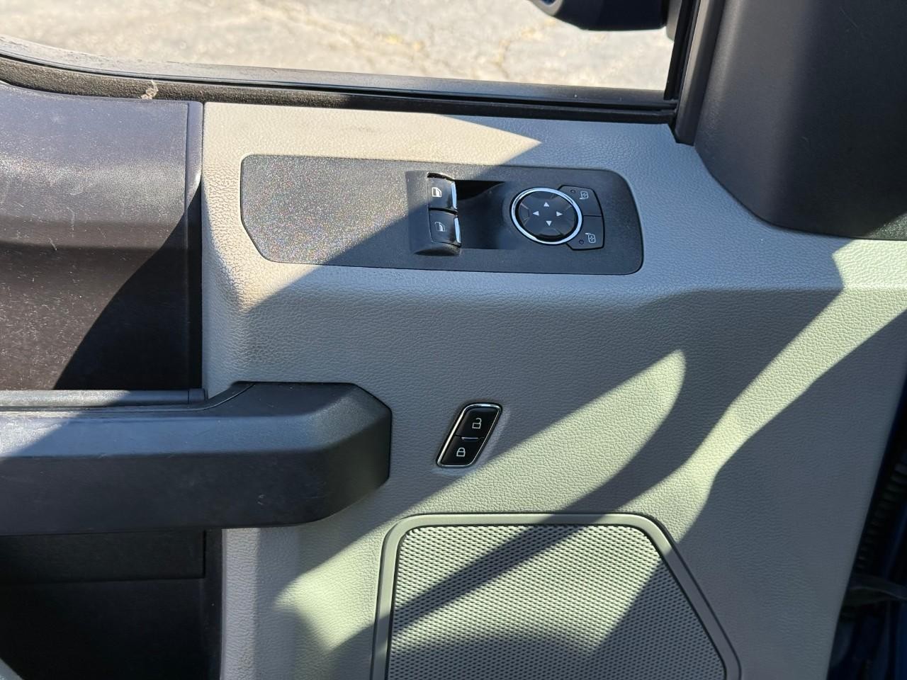 Ford F-150 Vehicle Full-screen Gallery Image 07