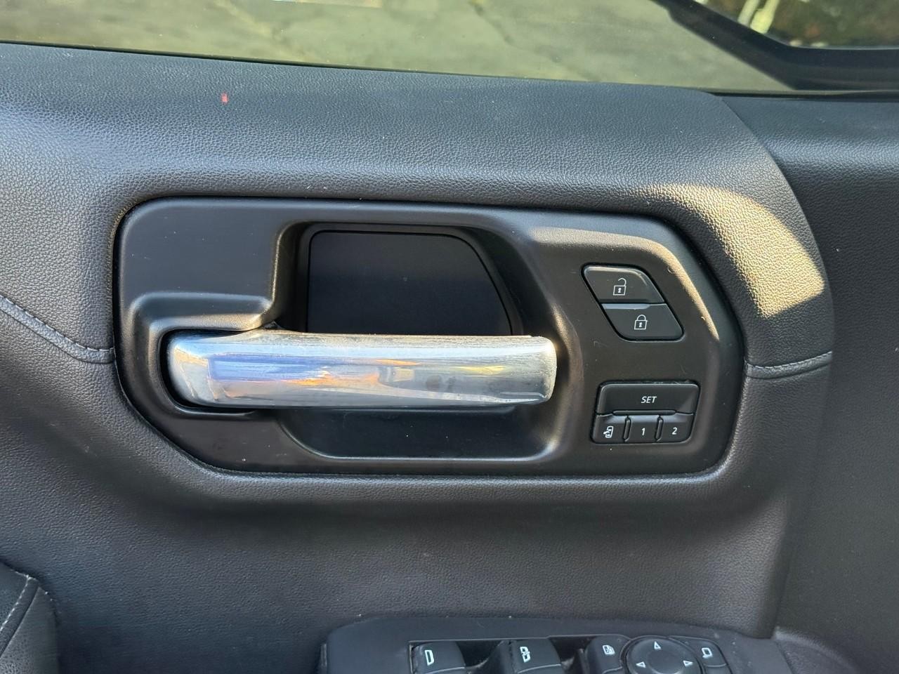 Chevrolet Silverado 1500 Vehicle Full-screen Gallery Image 11