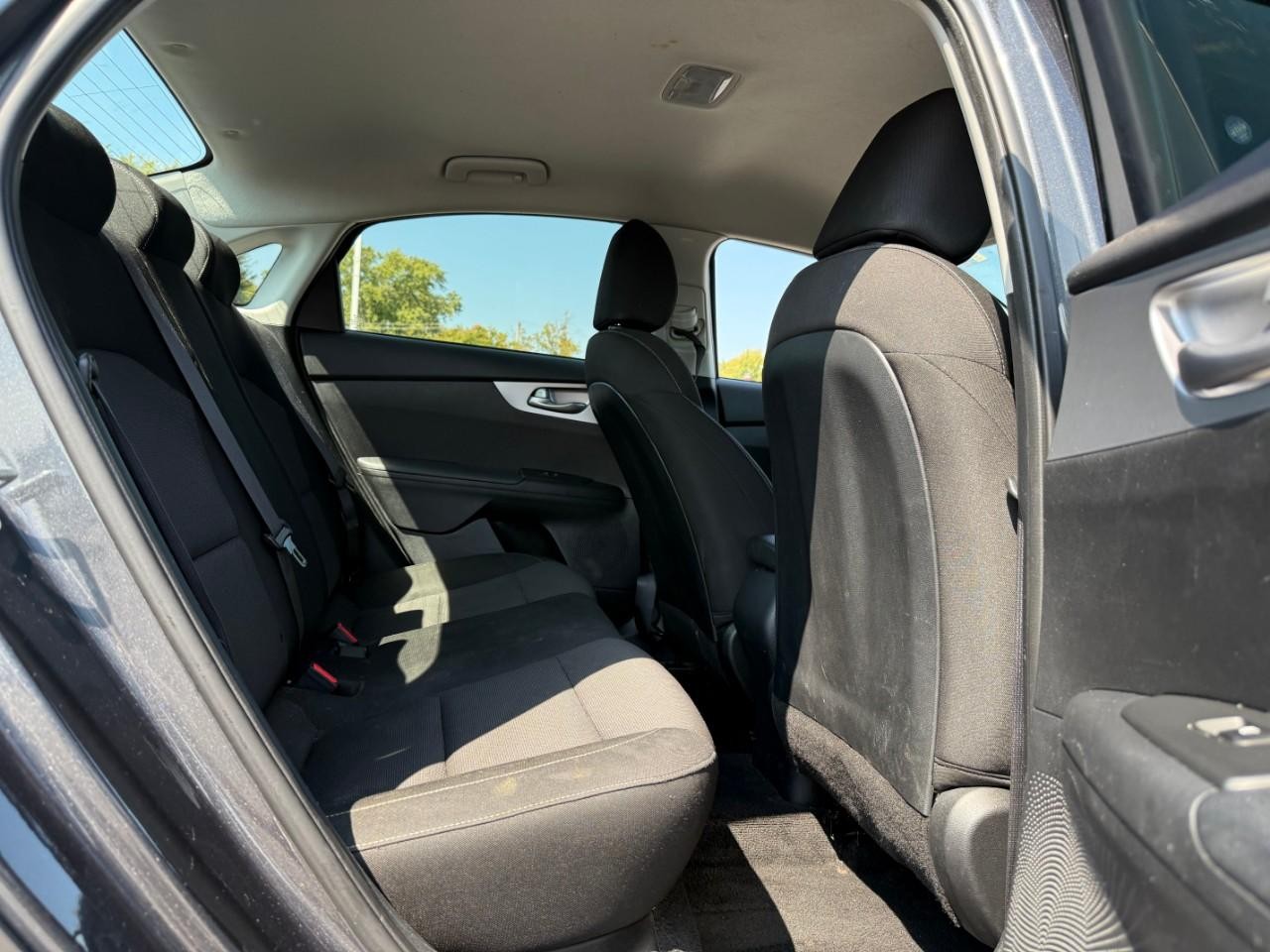 Kia Forte Vehicle Full-screen Gallery Image 05