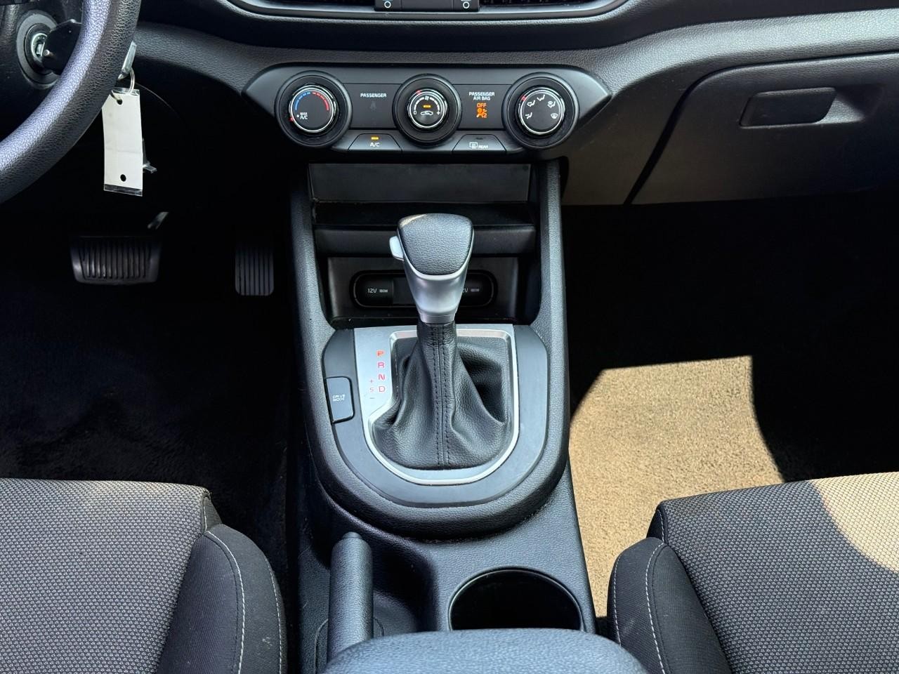 Kia Forte Vehicle Full-screen Gallery Image 10