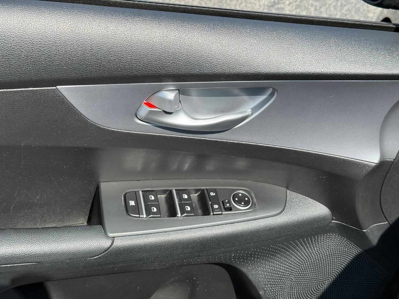 Kia Forte Vehicle Full-screen Gallery Image 11