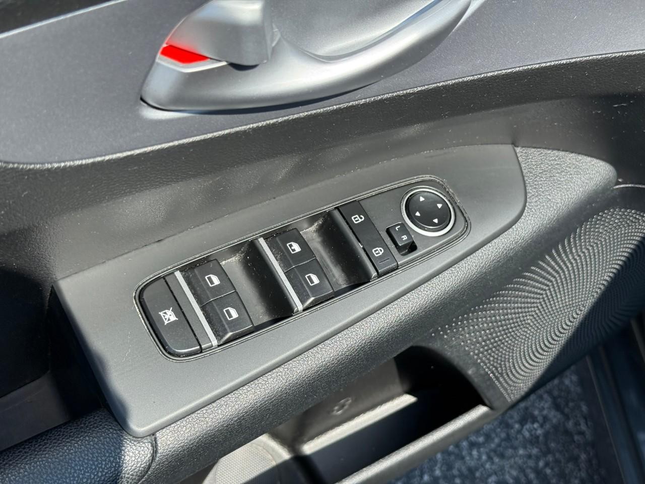 Kia Forte Vehicle Full-screen Gallery Image 12