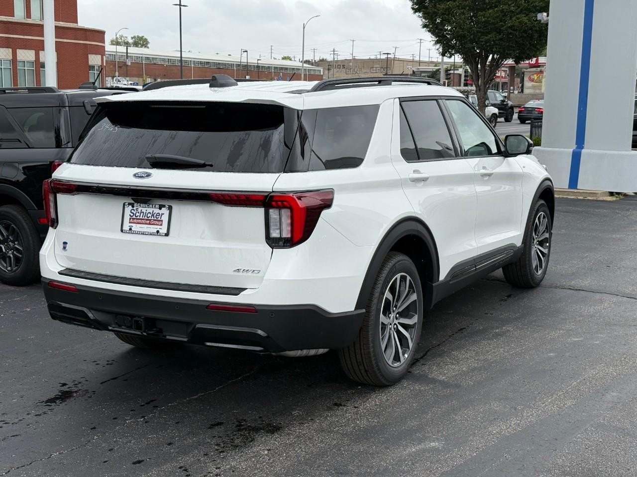 Ford Explorer Vehicle Full-screen Gallery Image 03