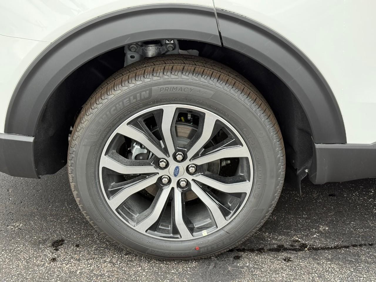 Ford Explorer Vehicle Full-screen Gallery Image 04