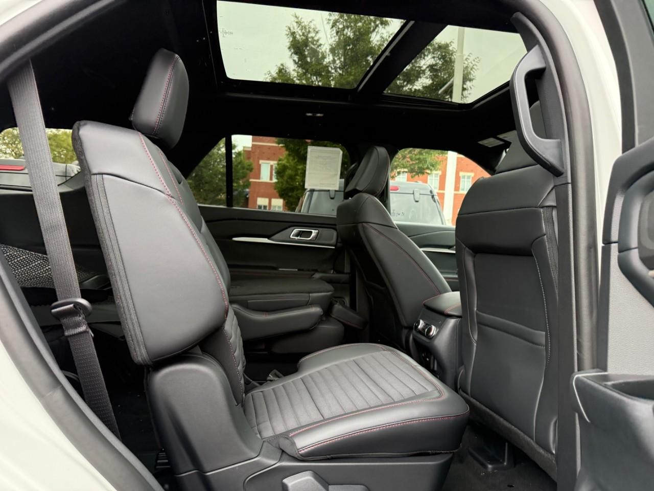 Ford Explorer Vehicle Full-screen Gallery Image 05