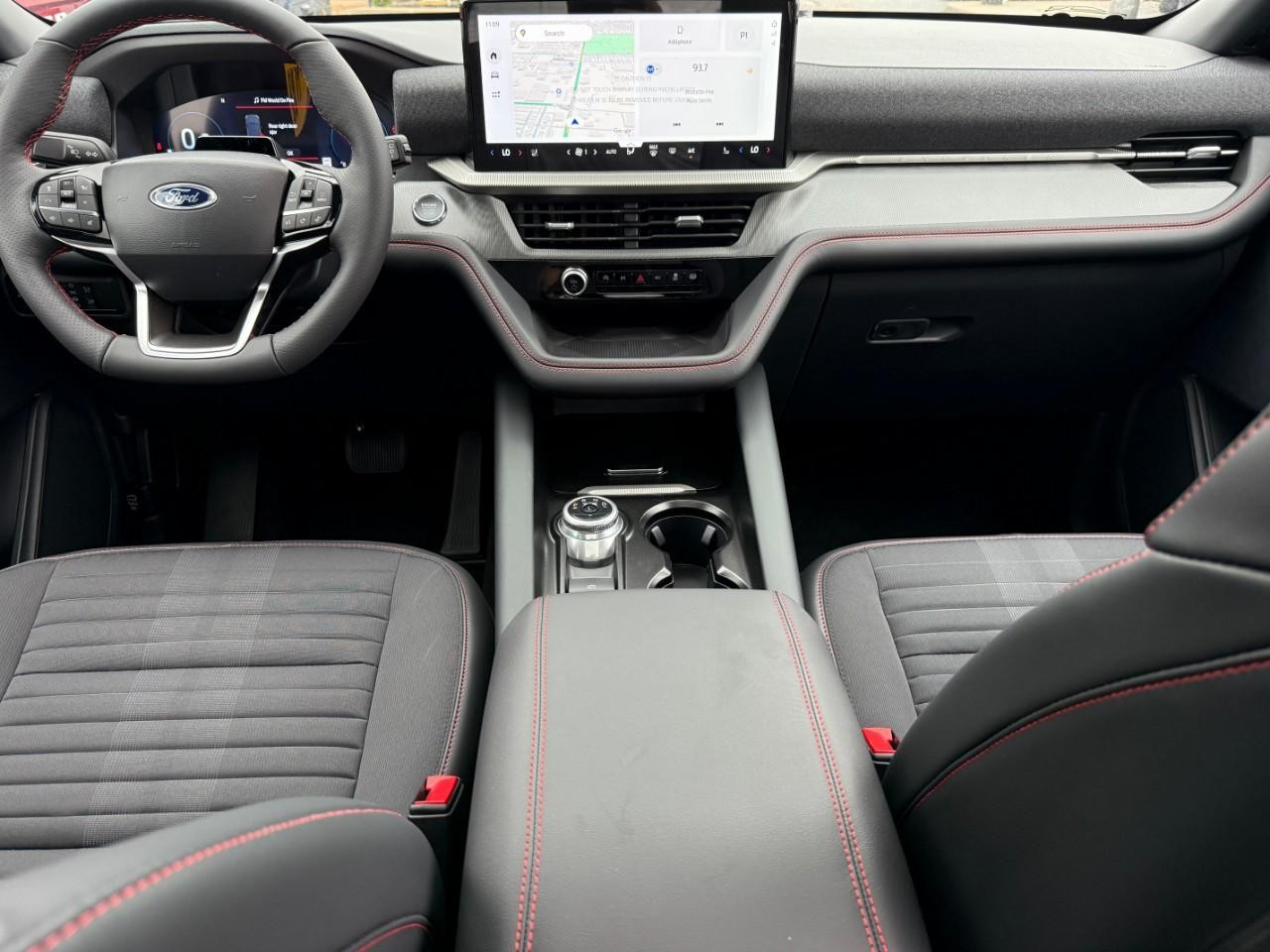 Ford Explorer Vehicle Full-screen Gallery Image 06