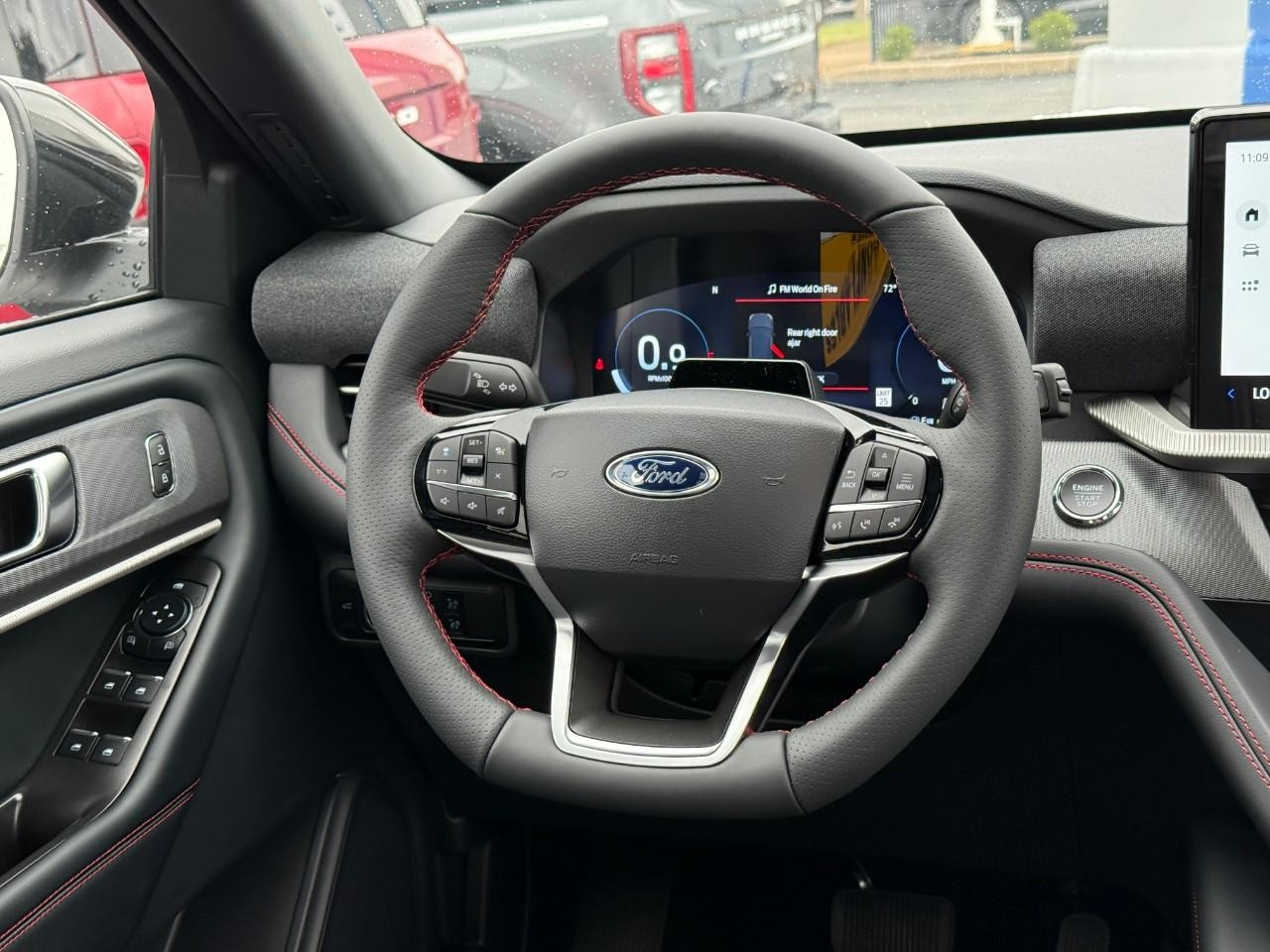 Ford Explorer Vehicle Full-screen Gallery Image 07