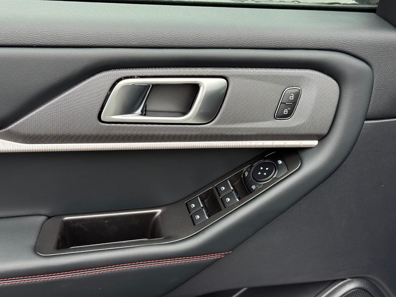 Ford Explorer Vehicle Full-screen Gallery Image 10