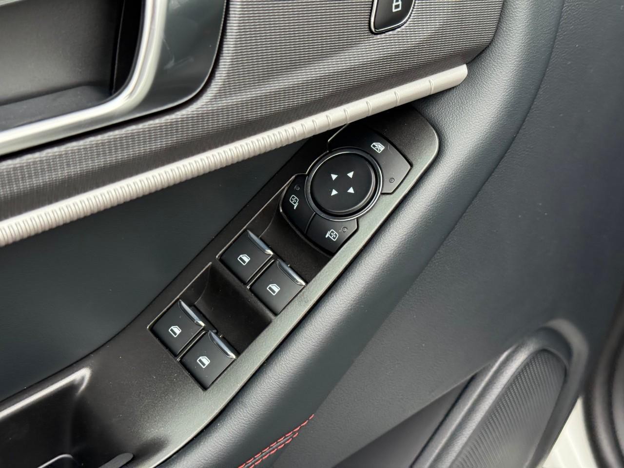 Ford Explorer Vehicle Full-screen Gallery Image 11