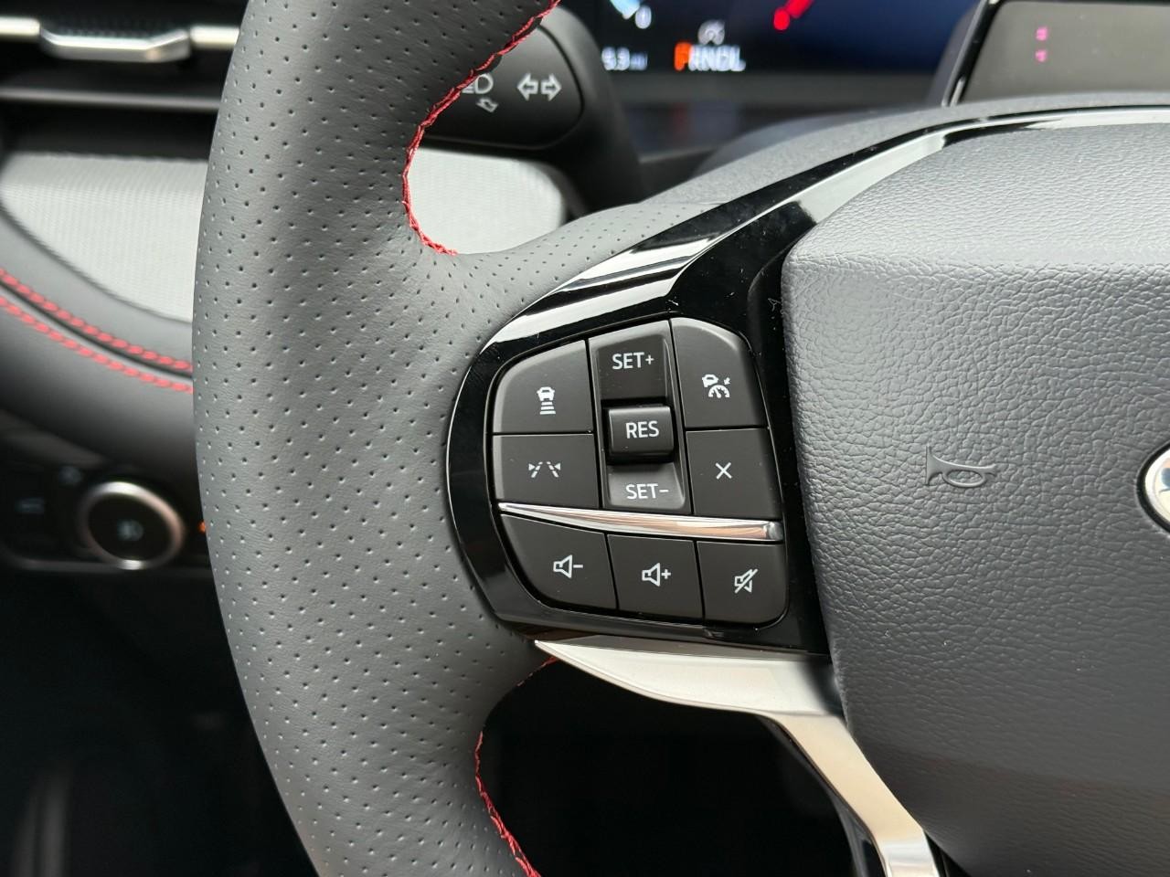 Ford Explorer Vehicle Full-screen Gallery Image 14