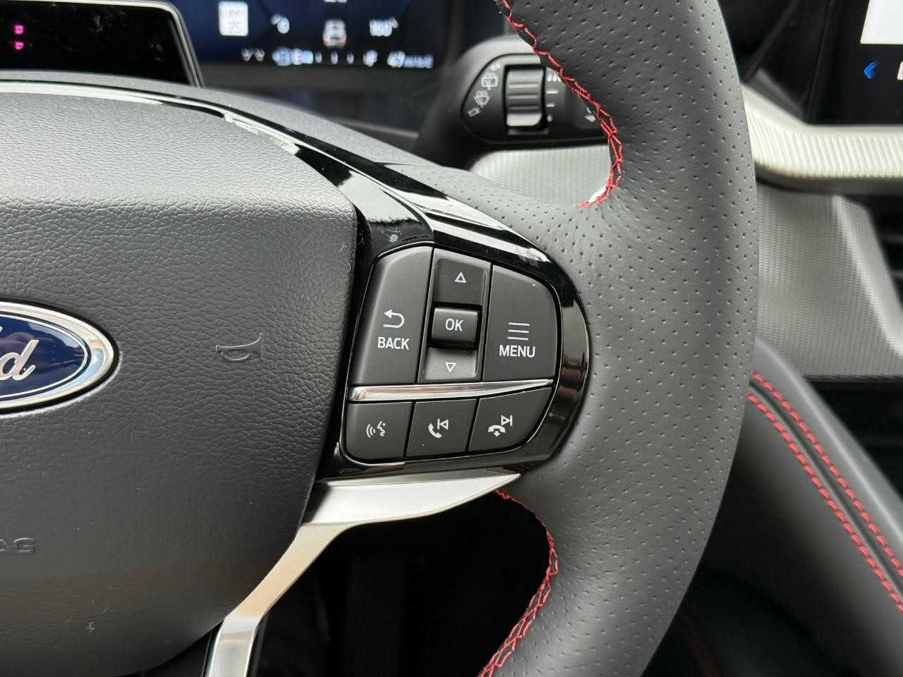 Ford Explorer Vehicle Full-screen Gallery Image 15