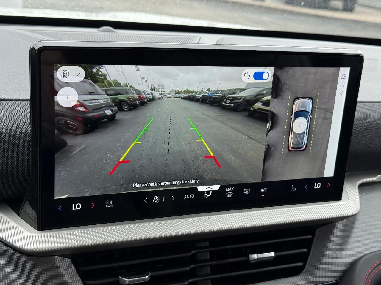 Ford Explorer Vehicle Full-screen Gallery Image 18