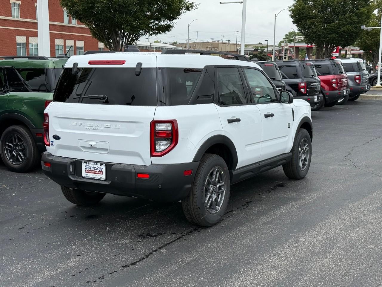 Ford Bronco Sport Vehicle Full-screen Gallery Image 03