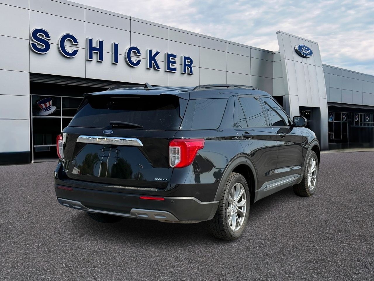 Ford Explorer Vehicle Full-screen Gallery Image 02