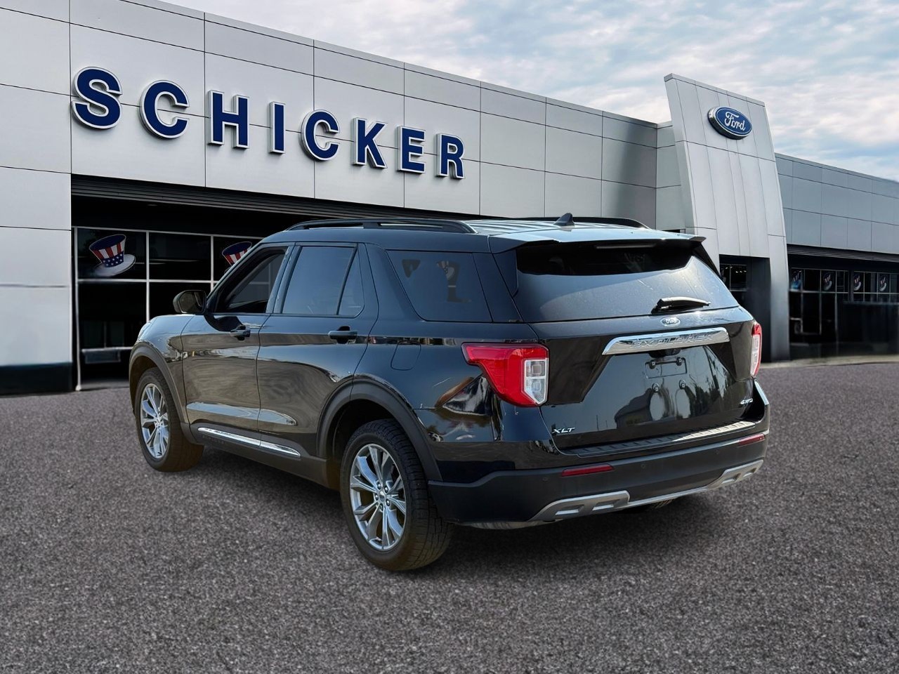 Ford Explorer Vehicle Full-screen Gallery Image 03