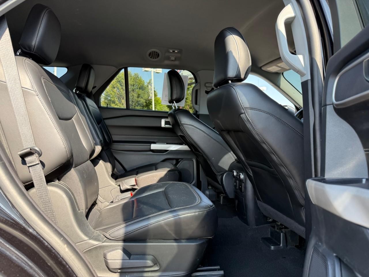 Ford Explorer Vehicle Full-screen Gallery Image 05