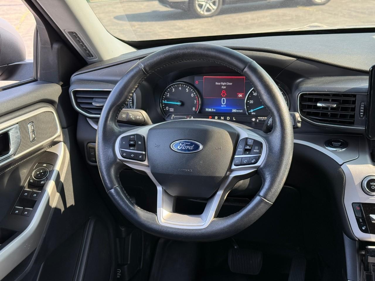 Ford Explorer Vehicle Full-screen Gallery Image 08