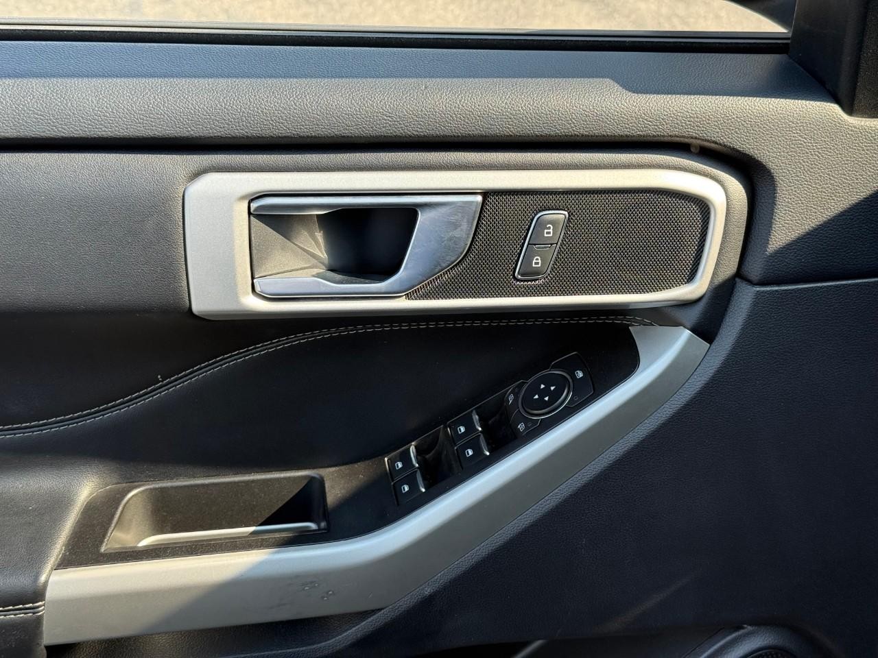 Ford Explorer Vehicle Full-screen Gallery Image 11