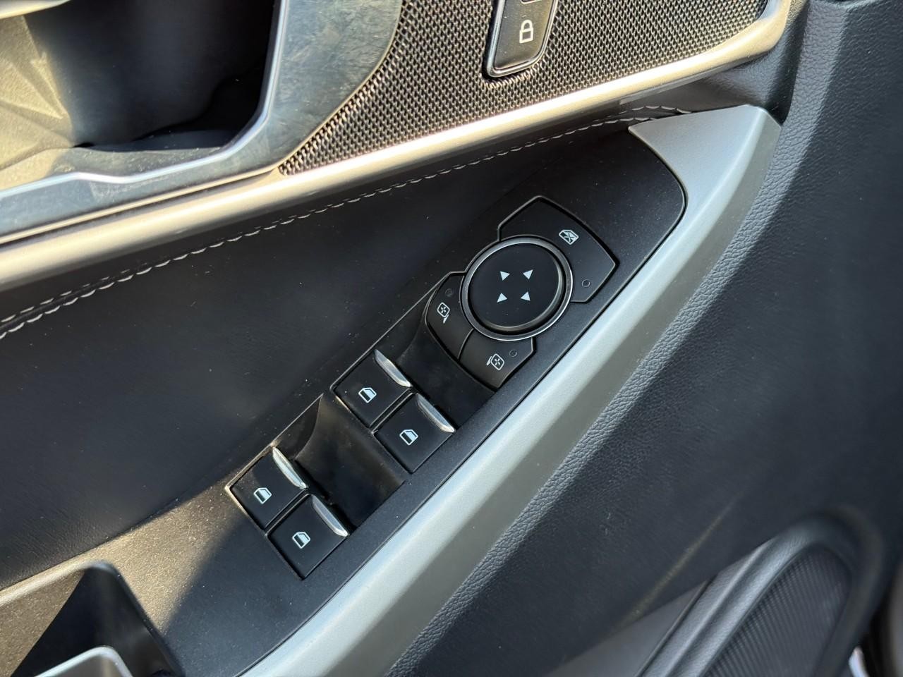 Ford Explorer Vehicle Full-screen Gallery Image 12