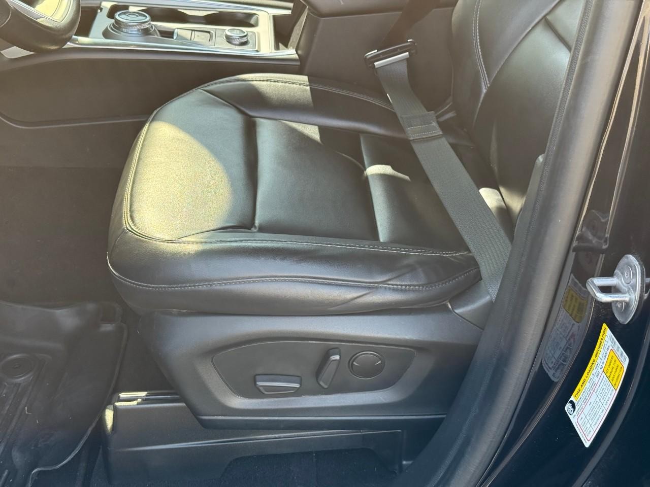 Ford Explorer Vehicle Full-screen Gallery Image 13