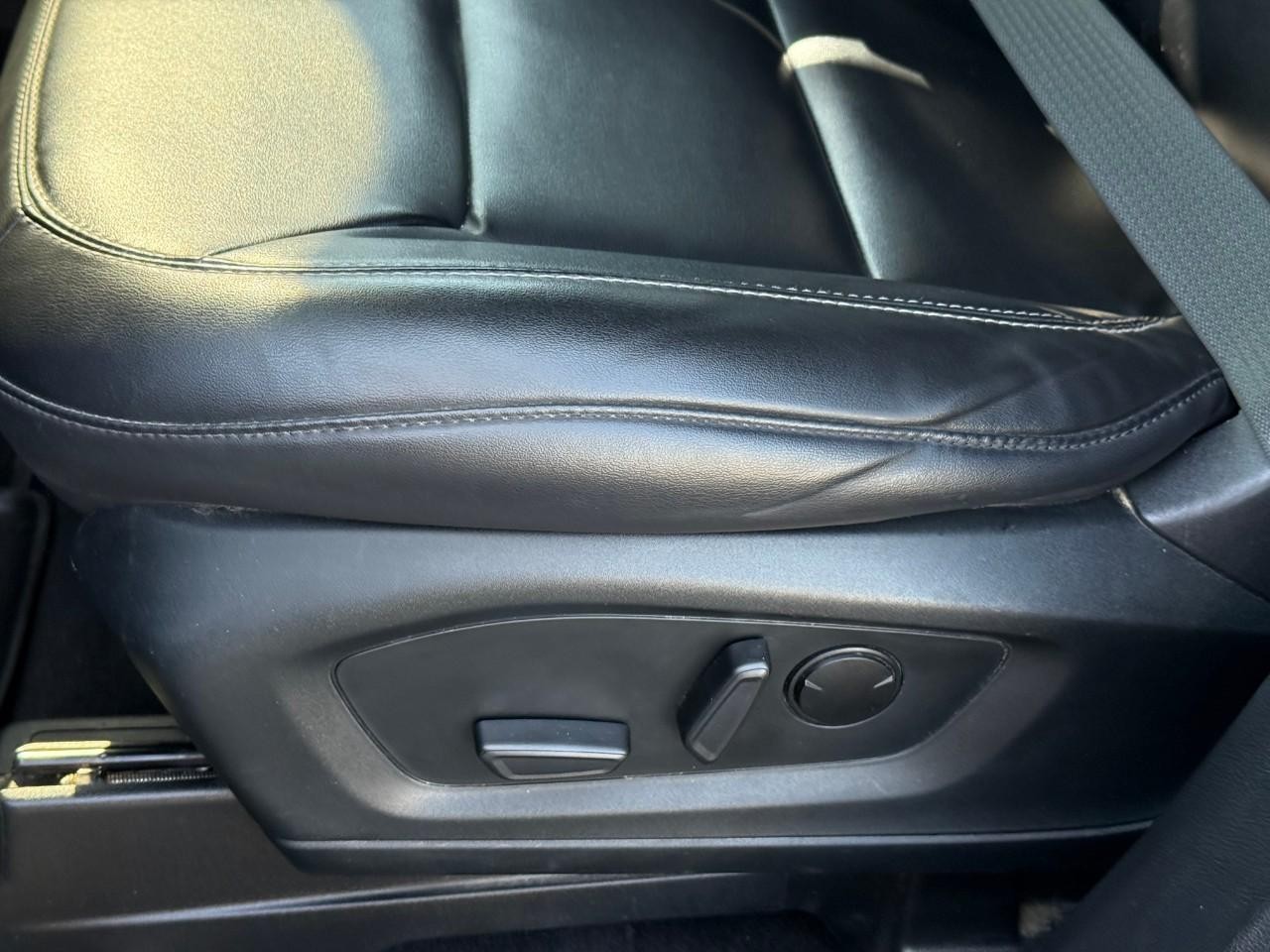 Ford Explorer Vehicle Full-screen Gallery Image 14