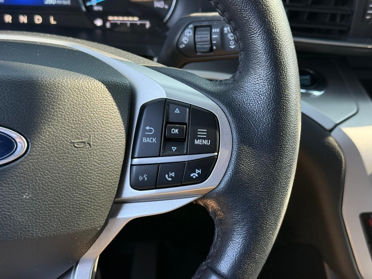 Ford Explorer Vehicle Full-screen Gallery Image 16