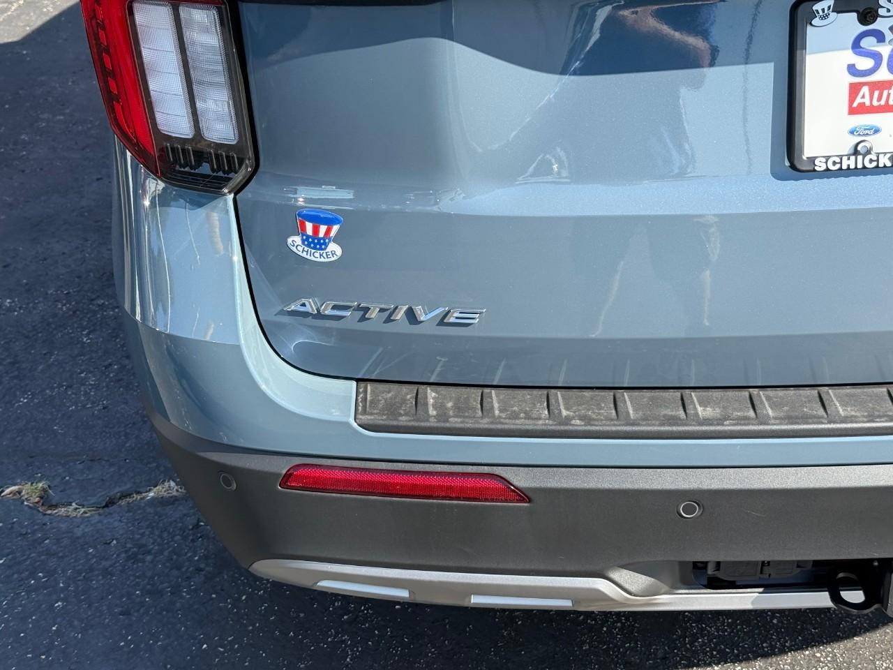 Ford Explorer Vehicle Full-screen Gallery Image 04