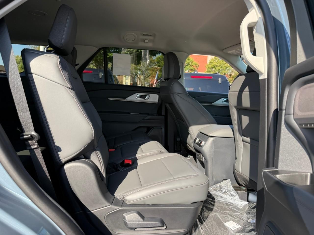 Ford Explorer Vehicle Full-screen Gallery Image 06