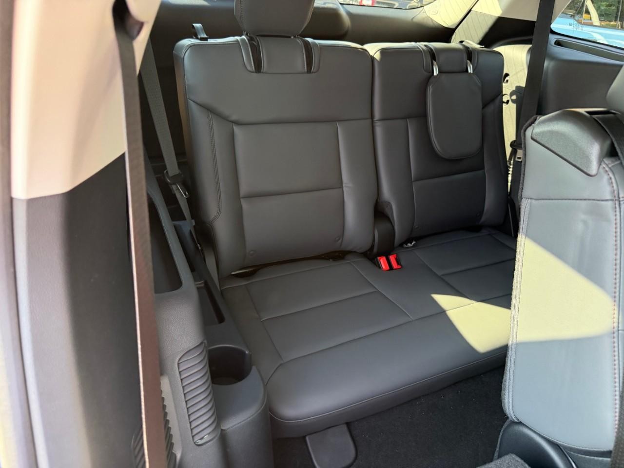 Ford Explorer Vehicle Full-screen Gallery Image 07