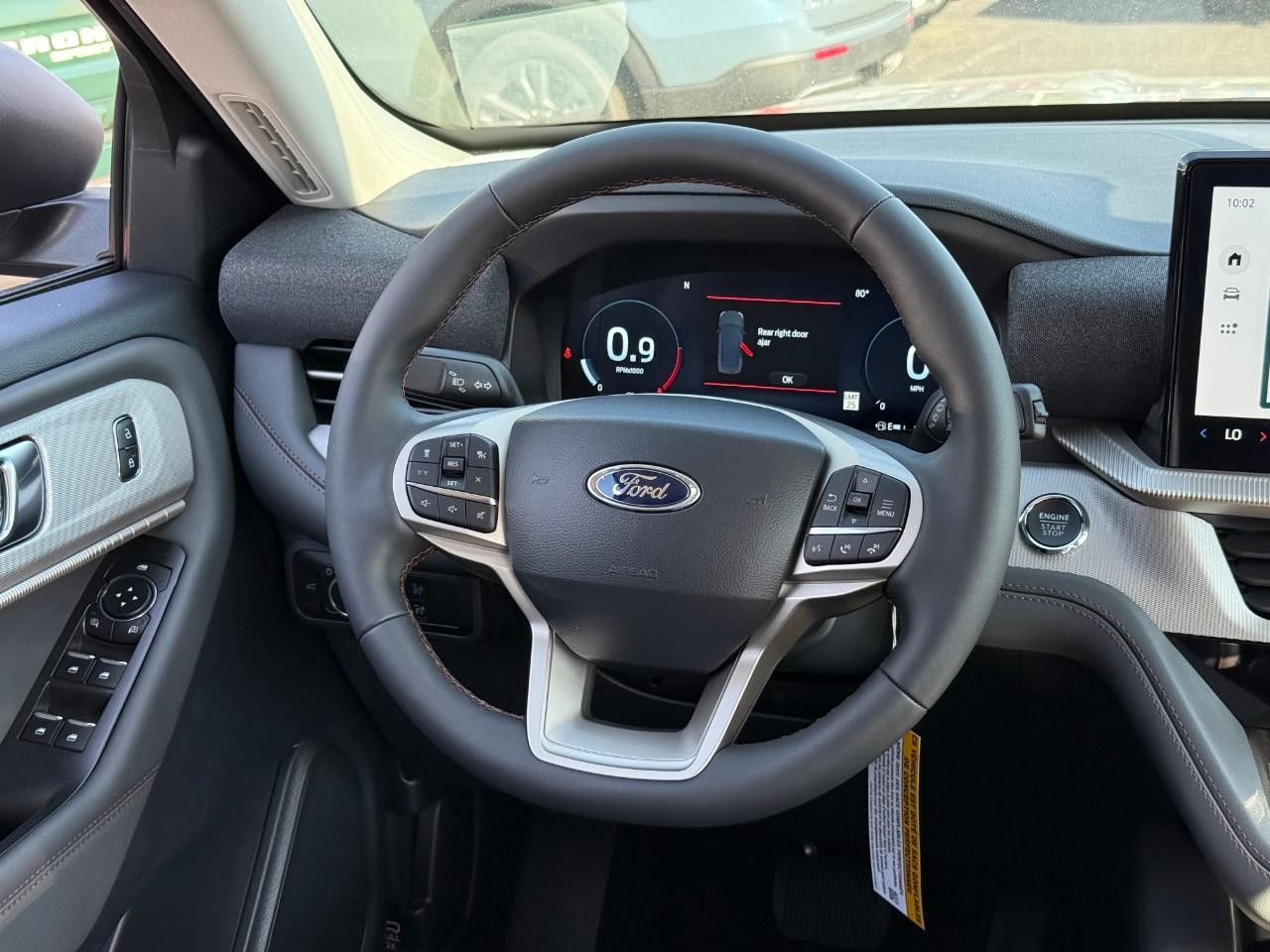 Ford Explorer Vehicle Full-screen Gallery Image 09