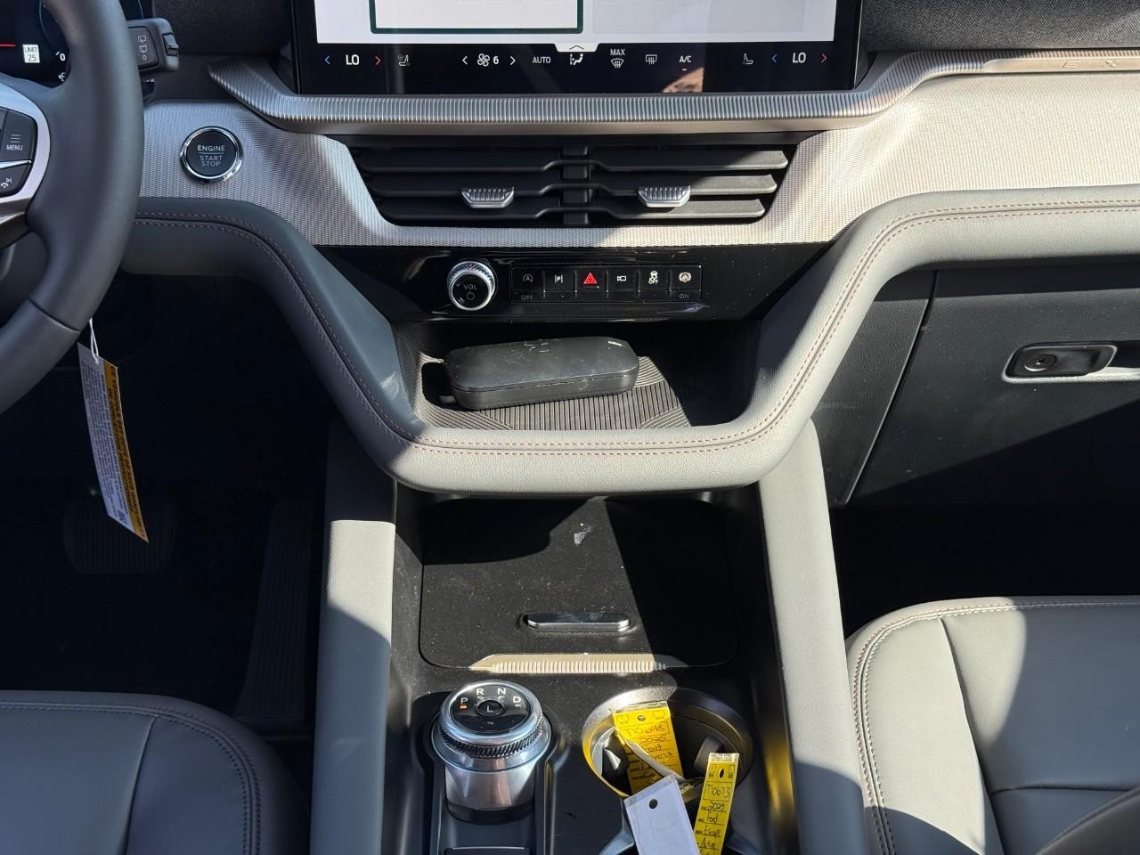 Ford Explorer Vehicle Full-screen Gallery Image 11