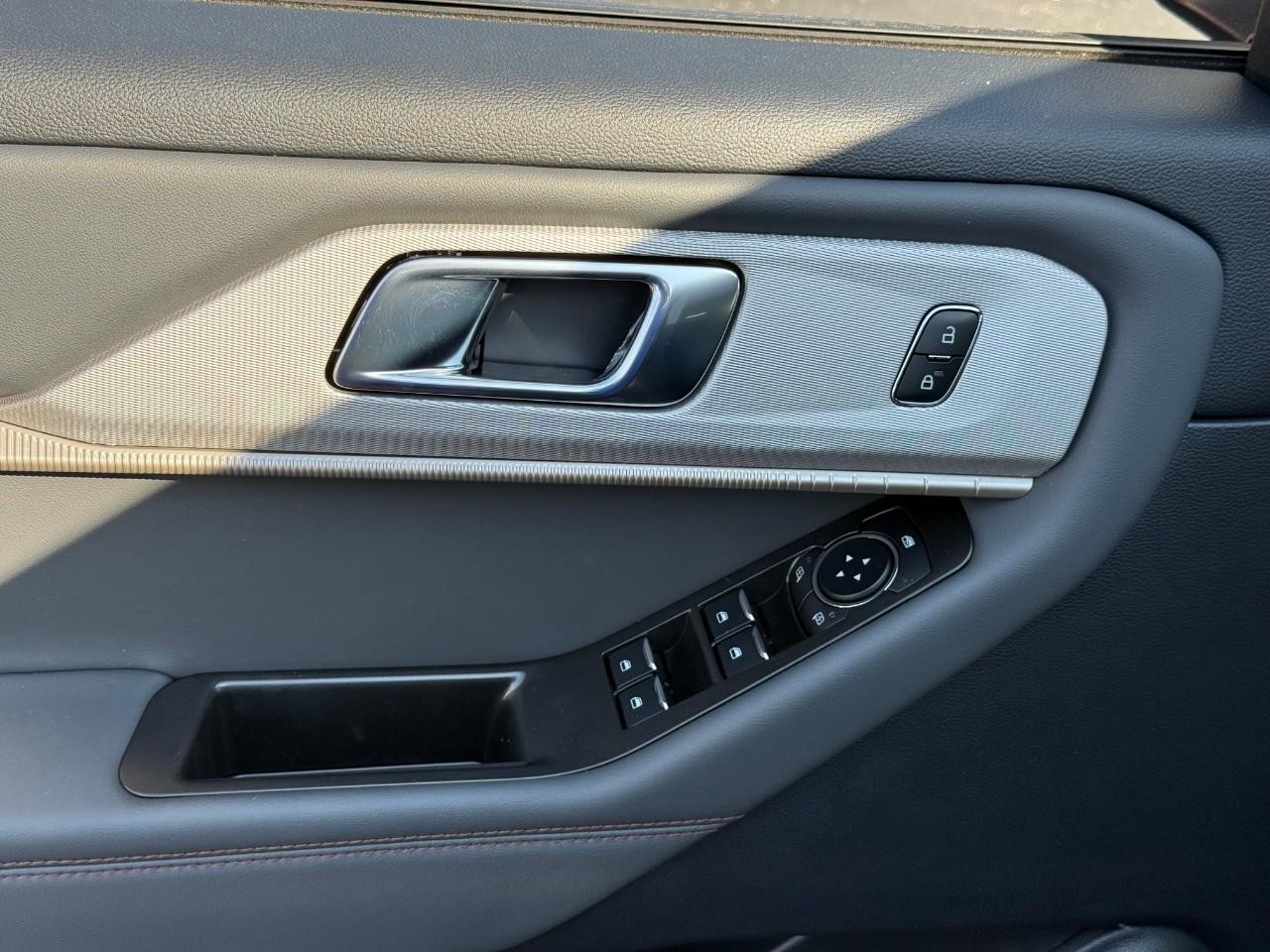 Ford Explorer Vehicle Full-screen Gallery Image 12