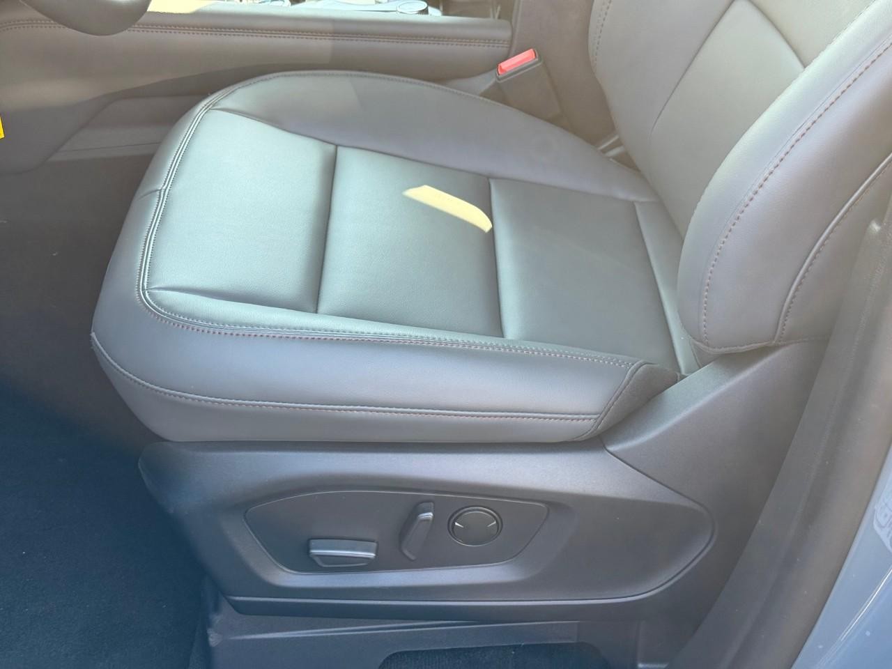 Ford Explorer Vehicle Full-screen Gallery Image 13