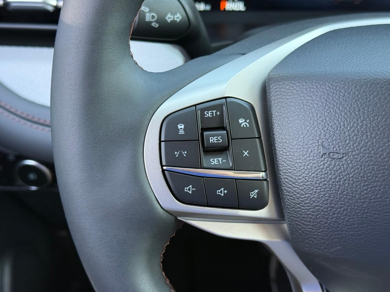 Ford Explorer Vehicle Full-screen Gallery Image 15