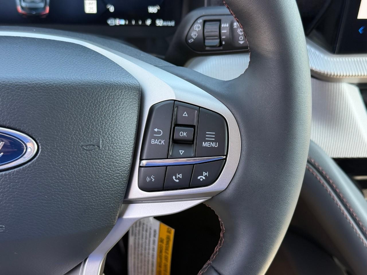 Ford Explorer Vehicle Full-screen Gallery Image 16