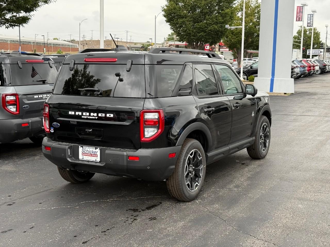 Ford Bronco Sport Vehicle Full-screen Gallery Image 03