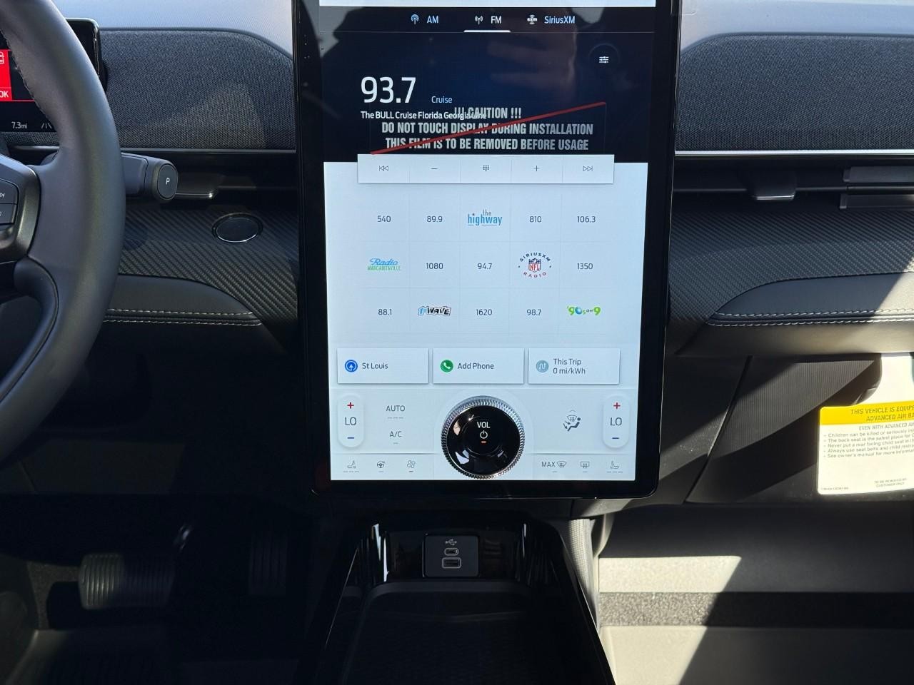 Ford Mustang Mach-E Vehicle Full-screen Gallery Image 09