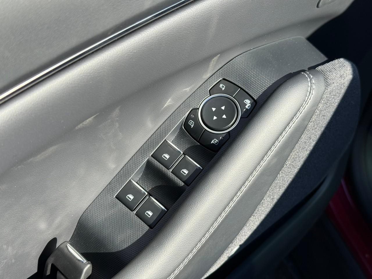 Ford Mustang Mach-E Vehicle Full-screen Gallery Image 10