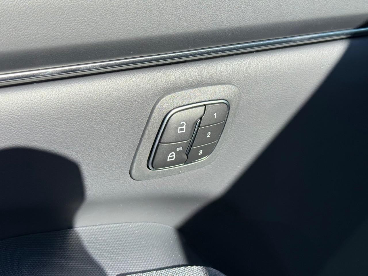 Ford Mustang Mach-E Vehicle Full-screen Gallery Image 11