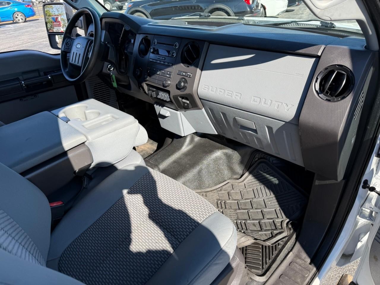 Ford Super Duty F-250 SRW Vehicle Full-screen Gallery Image 06