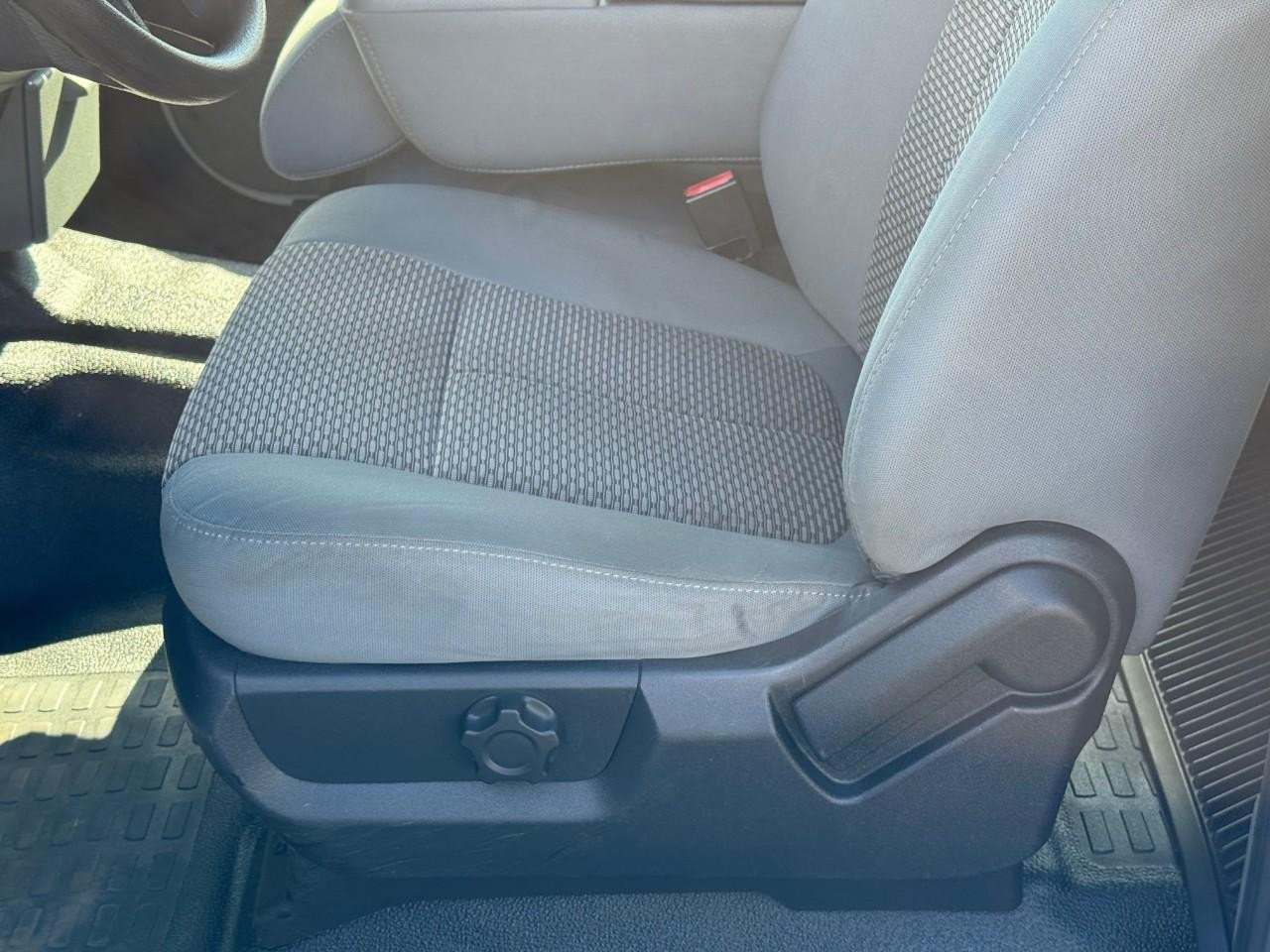 Ford Super Duty F-250 SRW Vehicle Full-screen Gallery Image 08