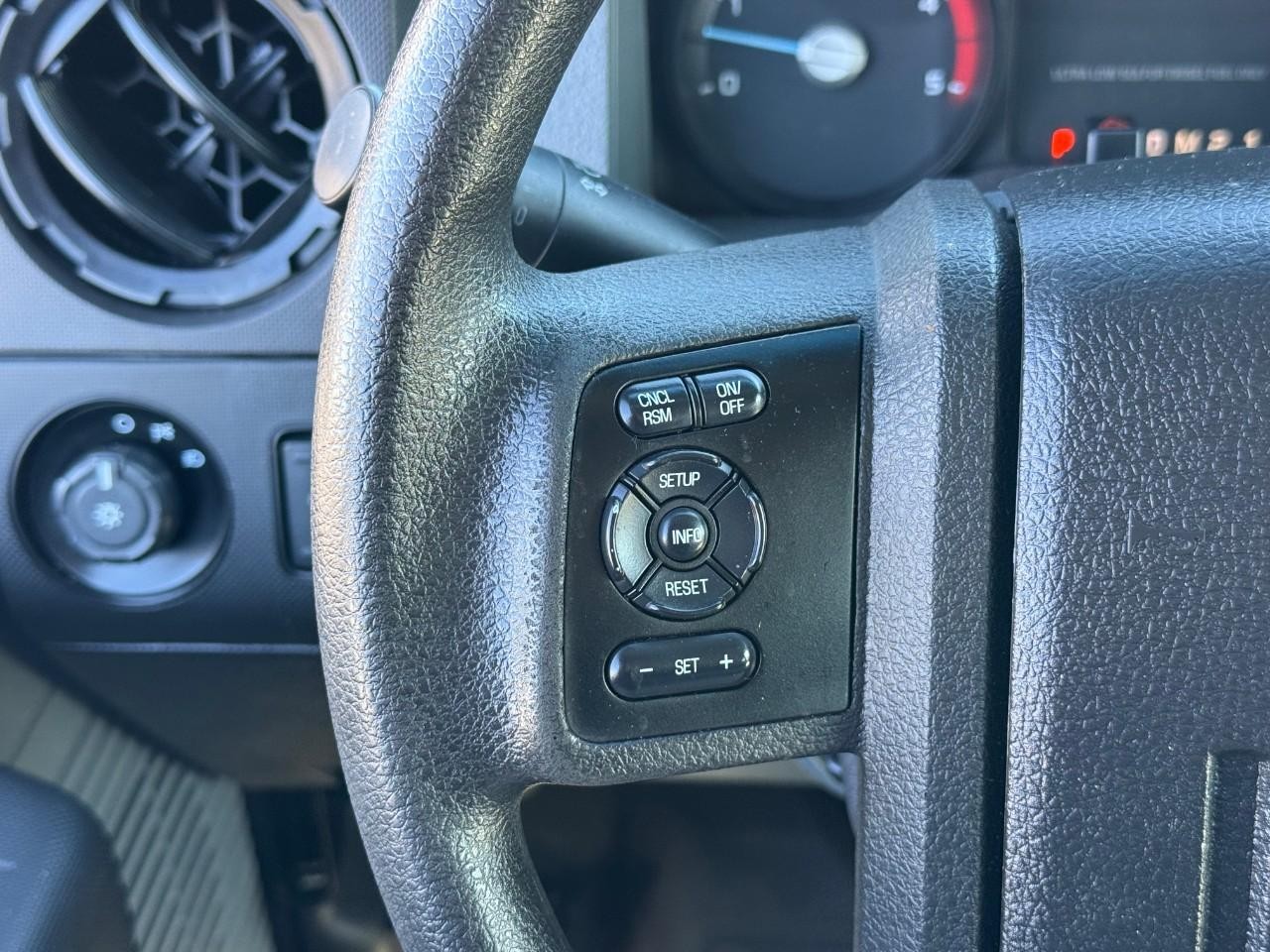 Ford Super Duty F-250 SRW Vehicle Full-screen Gallery Image 09