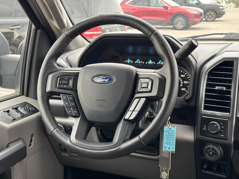 Ford F-150 Vehicle Full-screen Gallery Image 12